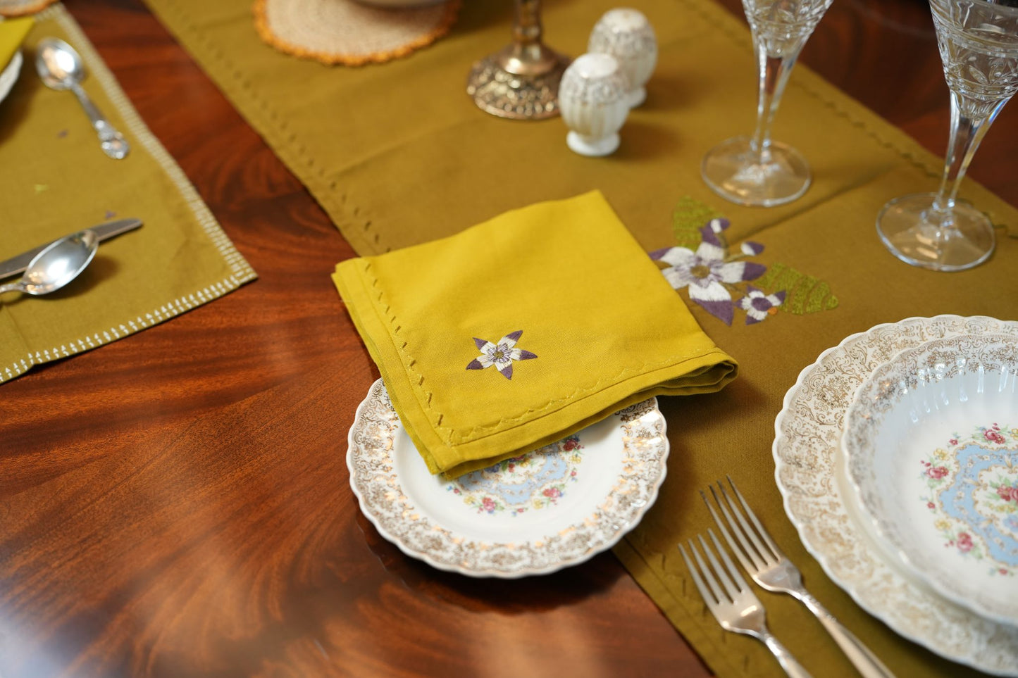 Floral Flutter 'Embroidered' Table Linen Set